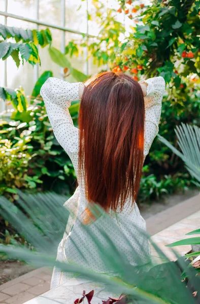 Stijlvolle Vrouw Pronkt Met Haar Rode Lange Haar Botanische Tuin — Stockfoto