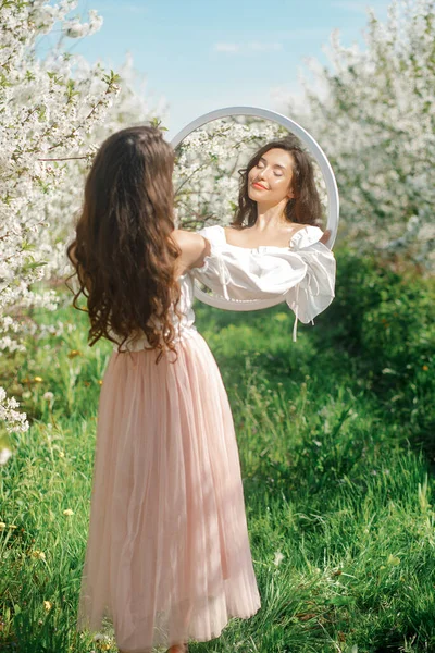 Klasyka Refleksja Lustrze Marzycielka Retro Ubraniach Pozujących Kwitnącym Wiśniowym Sadzie — Zdjęcie stockowe