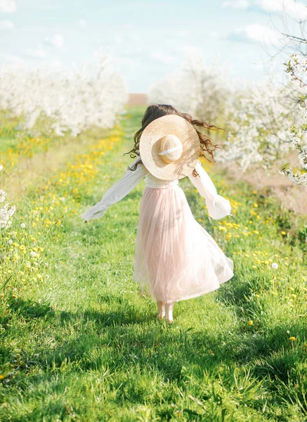 Ritratto Primavera Una Bella Ragazza Abito Incredibile Godendo Primavera Giardino — Foto Stock