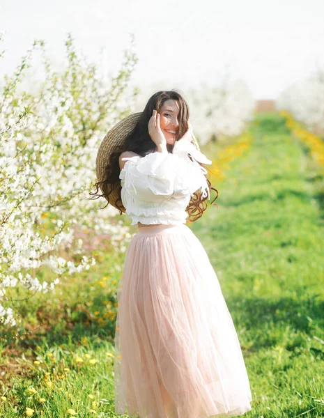 Styl Wiosenny Piękna Młoda Brunetka Kobieta Nicei Spring Dress Piękny — Zdjęcie stockowe