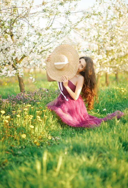 Девушка Соломенной Шляпе Фиолетовом Платье Цветущая Вишня Женщина Весеннем Парке — стоковое фото