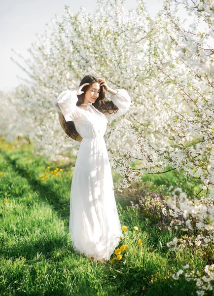 Frühling Porträt Eines Schönen Mädchens Einem Erstaunlichen Kleid Genießt Den — Stockfoto