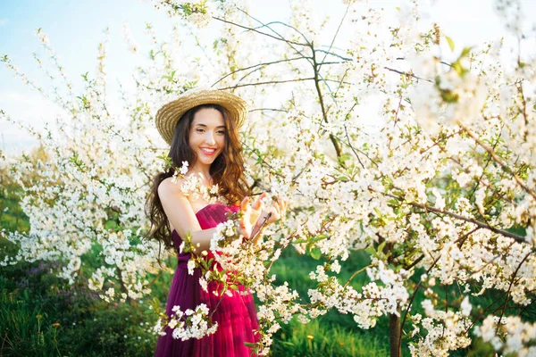 Portret Van Een Dromerig Meisje Het Voorjaarspark Tussen Bloeiende Witte — Stockfoto