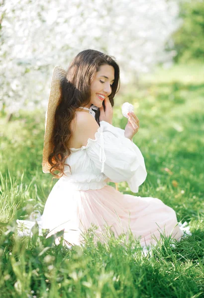 Hübsches Mädchen Auf Einem Frühlingspicknick Park Brünette Mit Welligem Haar — Stockfoto