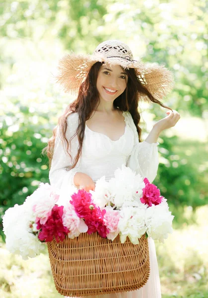 Glücklich Lächelndes Mädchen Mit Strohhut Und Weidenkorb Mit Weißen Und — Stockfoto