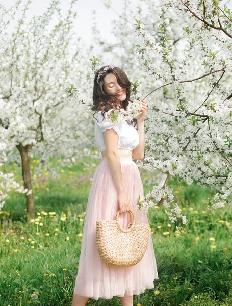 Wiosenny Portret Pięknej Dziewczyny Niesamowitej Sukience Cieszącej Się Wiosną Świeżo — Zdjęcie stockowe