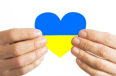 Ukrayna kavramına bayılıyorum. Kalp şeklinde eller Ukrayna bayrağı renginde boyanır - sarı ve mavi. Seçici odaklanma. Ukrayna Bağımsızlık Günü, bayrak