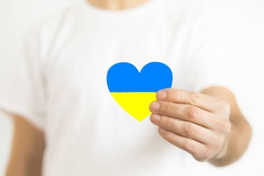 Ukrayna kavramına bayılıyorum. Kalp şeklinde eller Ukrayna bayrağı renginde boyanır - sarı ve mavi. Seçici odaklanma. Ukrayna Bağımsızlık Günü, bayrak