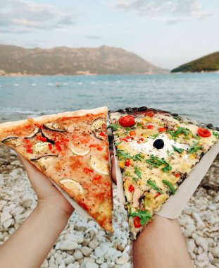 Denizin arka planında iki dilim pizza