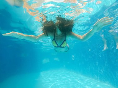 su altı kadın portre yüzme havuzunda kapat.
