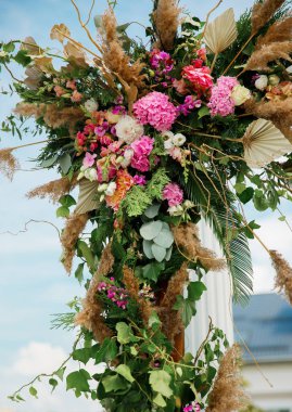 Ortanca çiçekli ve yeşillikli düğün kemeri.
