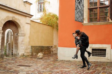 İnanılmaz bir çift, adam kız arkadaşını sırtında tutuyor. Aşk ve romantizm kavramı