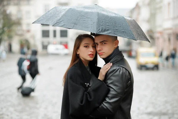 Yağmurda Şemsiyenin Altında Sarılan Tatlı Bir Çift Aşk Romantizm Tutku — Stok fotoğraf