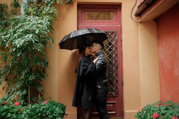 Tatlı Bir Çift Yağmurda Sarılıyor Aşk Romantizm Tutku Kavramı — Stok fotoğraf