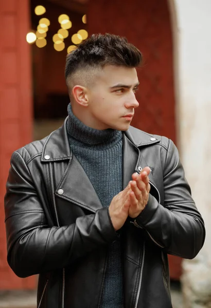 Sokakta poz veren deri ceketli şık bir adam..