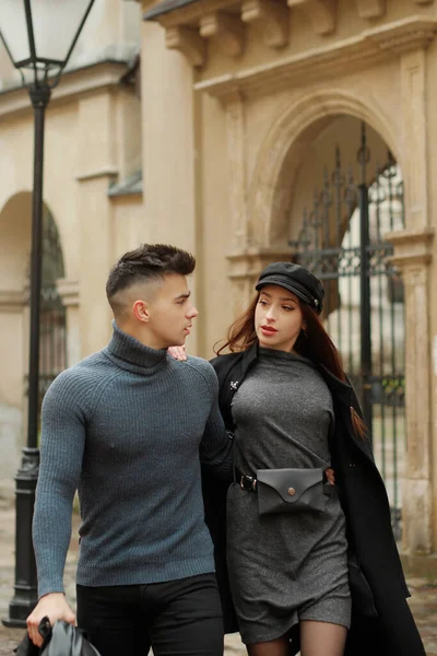 Elegante Pareja Posando Movimiento Una Puerta Hierro Forjado Patio —  Fotos de Stock