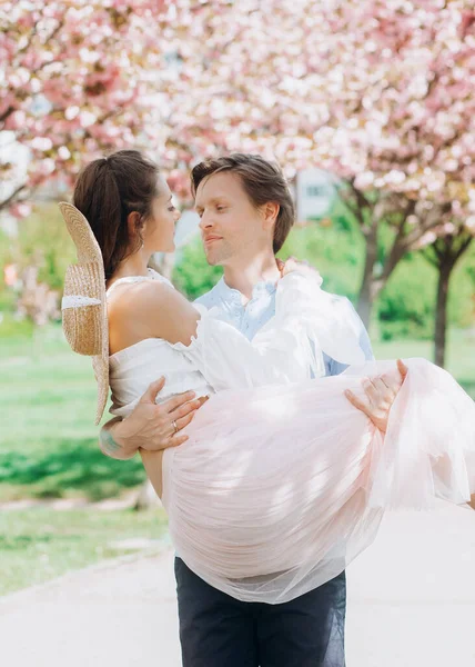 Incroyable Jeune Couple Étreignant Près Des Arbres Sakura — Photo