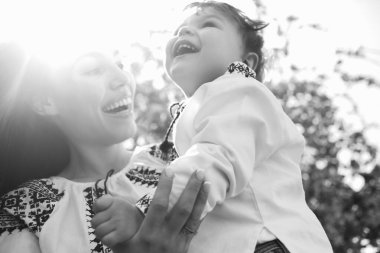 Çiçek açan bahar bahçesinde mutlu bir kadın ve çocuk. Anneler Günü Tatil Konsepti