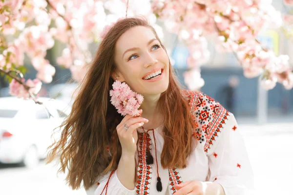 Closeup Romantic Portrait Young Beautiful Woman Blossom Park Pink Flowers —  Fotos de Stock