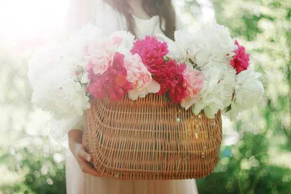 Kobieta Trzymająca Koszyk Pięknymi Świeżymi Piwoniami Bukiet Różowych Białych Kwiatów — Zdjęcie stockowe