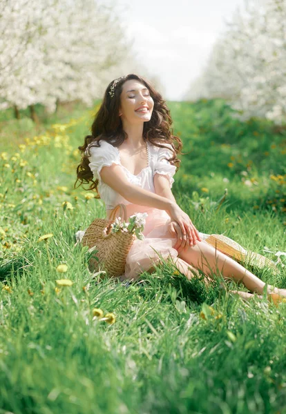 Весенний Портрет Красивой Девушки Удивительном Платье Наслаждающейся Весной Свежем Цветущем — стоковое фото