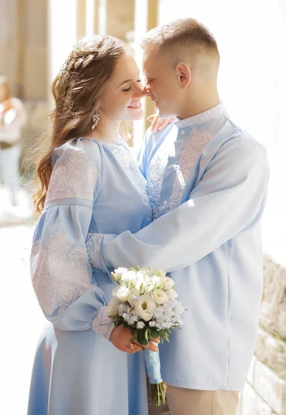 Loving Couple Blue Embroidered Suits Hug Each Other — Stockfoto
