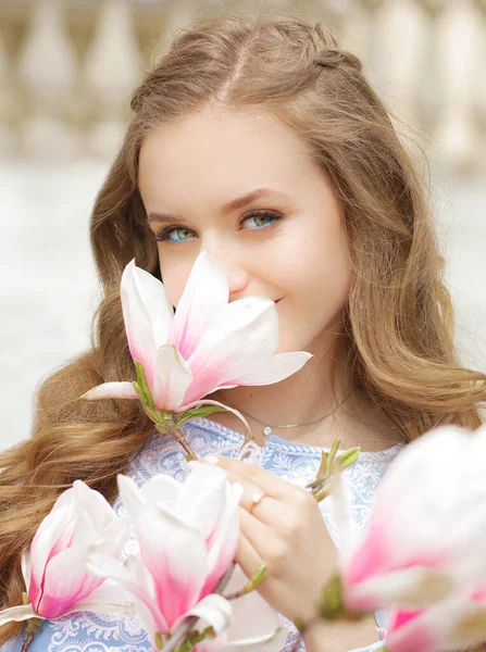 Hermosa Chica Oliendo Una Magnolia Rosa Hermosa Chica Vestido Azul —  Fotos de Stock