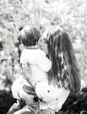 Anne ve oğlunun siyah beyaz fotoğrafı. İki kişinin portresi. Anneler Günü bahar konsepti