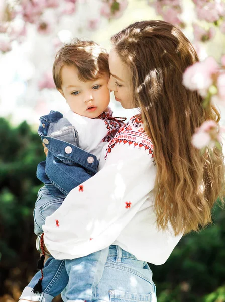 Young Beautiful Woman Hugs Her Little Son Walk Spring Park — Stock Photo, Image