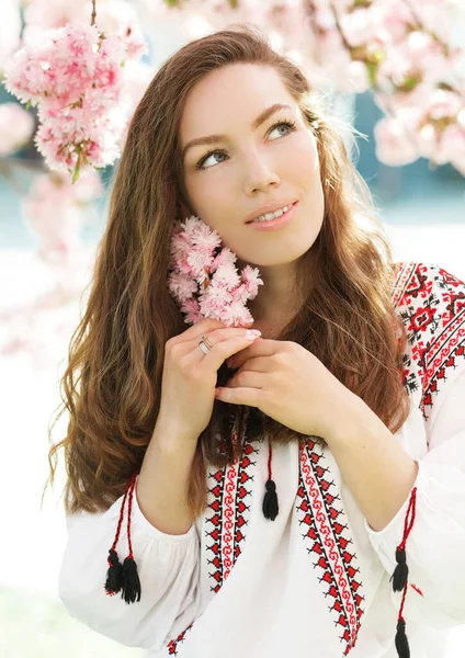 Porträtt Vacker Europeisk Kvinna Vårparken Sakura Blommar — Stockfoto