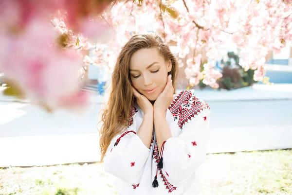 Snygg Kvinna Broderad Skjorta Poserar Nära Blommande Sakura Parken — Stockfoto