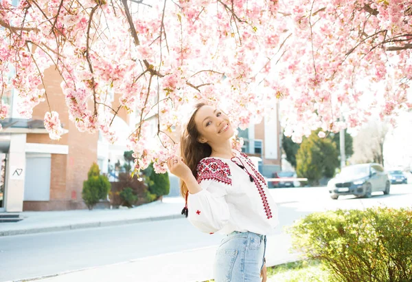 Retrato Una Linda Mujer Parque Flores Sakura Concepto Primavera —  Fotos de Stock