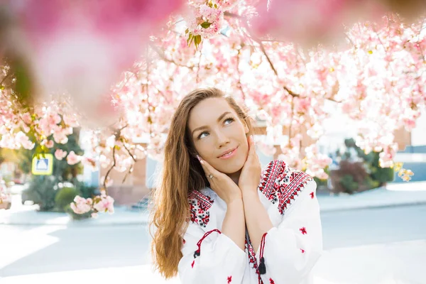 Snygg Kvinna Broderad Skjorta Poserar Nära Blommande Sakura Parken — Stockfoto