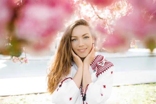 Retrato Una Linda Mujer Parque Flores Sakura Concepto Primavera —  Fotos de Stock