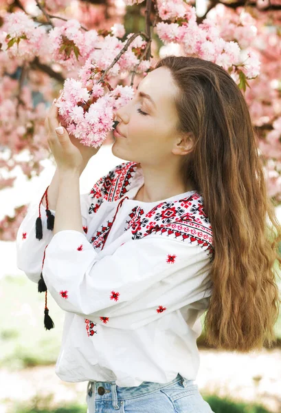 Retrato Una Mujer Ucraniana Con Una Camisa Bordada Cerca Floreciente —  Fotos de Stock