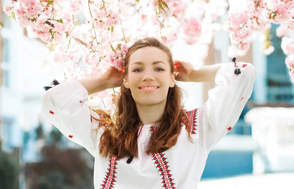 Porträtt Naturskön Kvinna Broderad Skjorta Nära Den Blommande Sakura Parken — Stockfoto