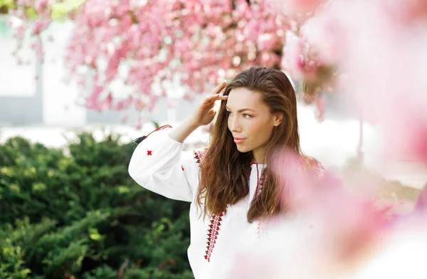 Porträtt Naturlig Kvinna Broderad Skjorta Nära Den Blommande Sakura Parken — Stockfoto