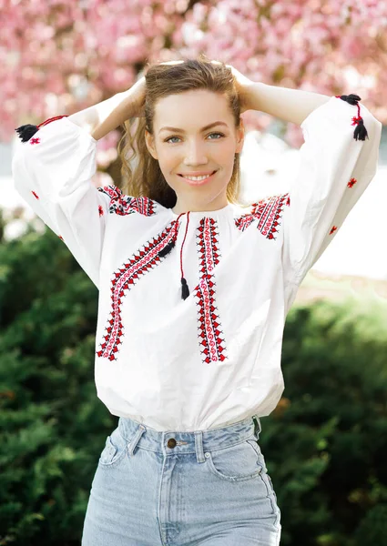 Retrato Uma Mulher Ucraniana Uma Camisa Bordada Perto Sakura Florescente — Fotografia de Stock