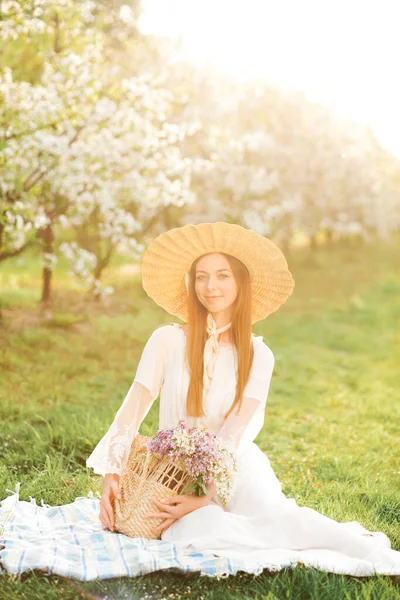 Erstaunliche Junge Frau Mit Strohhut Posiert Einem Garten Blühender Bäume — Stockfoto