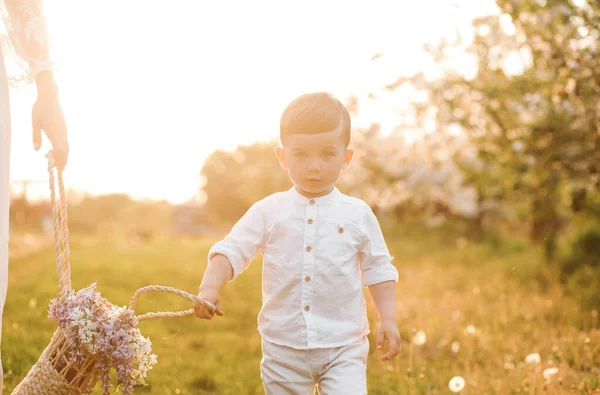 Niño Feliz Caminando Jardín Primavera —  Fotos de Stock