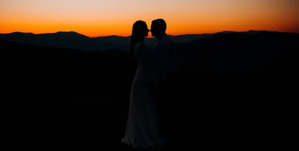 Silhouettes Couple Amoureux Coucher Soleil Dans Les Montagnes — Photo