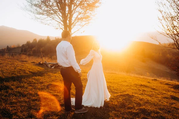 Casamento Casal Mãos Dadas Juntos Dia Ensolarado Nas Montanhas Vestidos — Fotografia de Stock