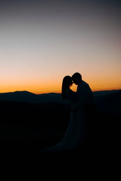 Silhouettes Loving Couple Sunset Mountains — Stock Photo, Image