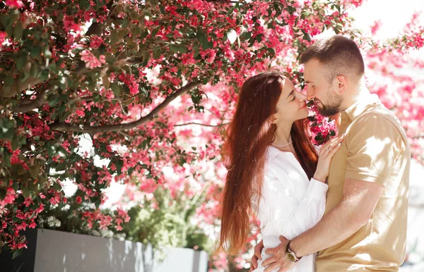 Joven Feliz Sonriente Pareja Moda Posando Calle Ciudad Europea Cerca —  Fotos de Stock