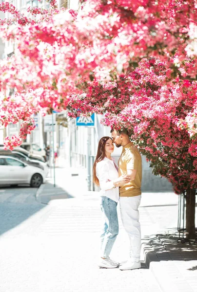 Genç Mutlu Güler Yüzlü Bir Çift Avrupa Şehrinin Caddesinde Pembe — Stok fotoğraf