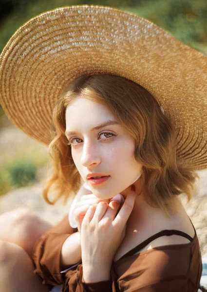 Hermoso Retrato Una Chica Con Sombrero Paja Tono Vintage — Foto de Stock