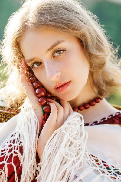 Portrét Krásné Blondýny Tradičním Národním Oblečení — Stock fotografie