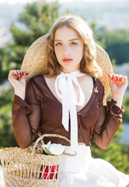 Gün batımında dağda güzel bir kız. Klasik ton. Şehrin arka planında poz veren şık bir kız..