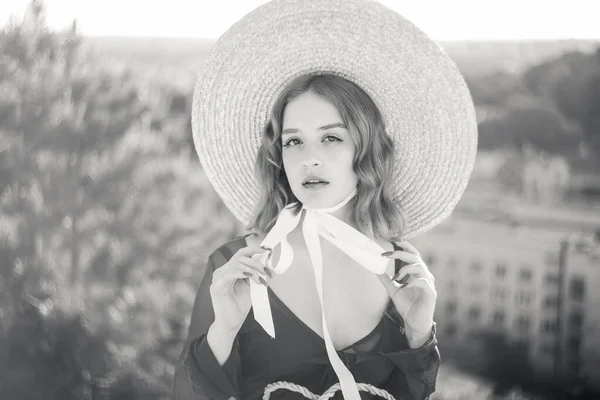 Retrato Blanco Negro Una Chica Elegante Posando Sobre Fondo Ciudad —  Fotos de Stock