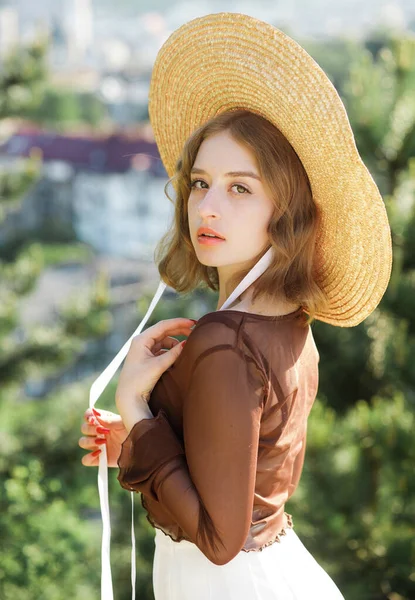 Retrato Uma Menina Bonita Chapéu Palha Posando Contra Fundo Cidade — Fotografia de Stock